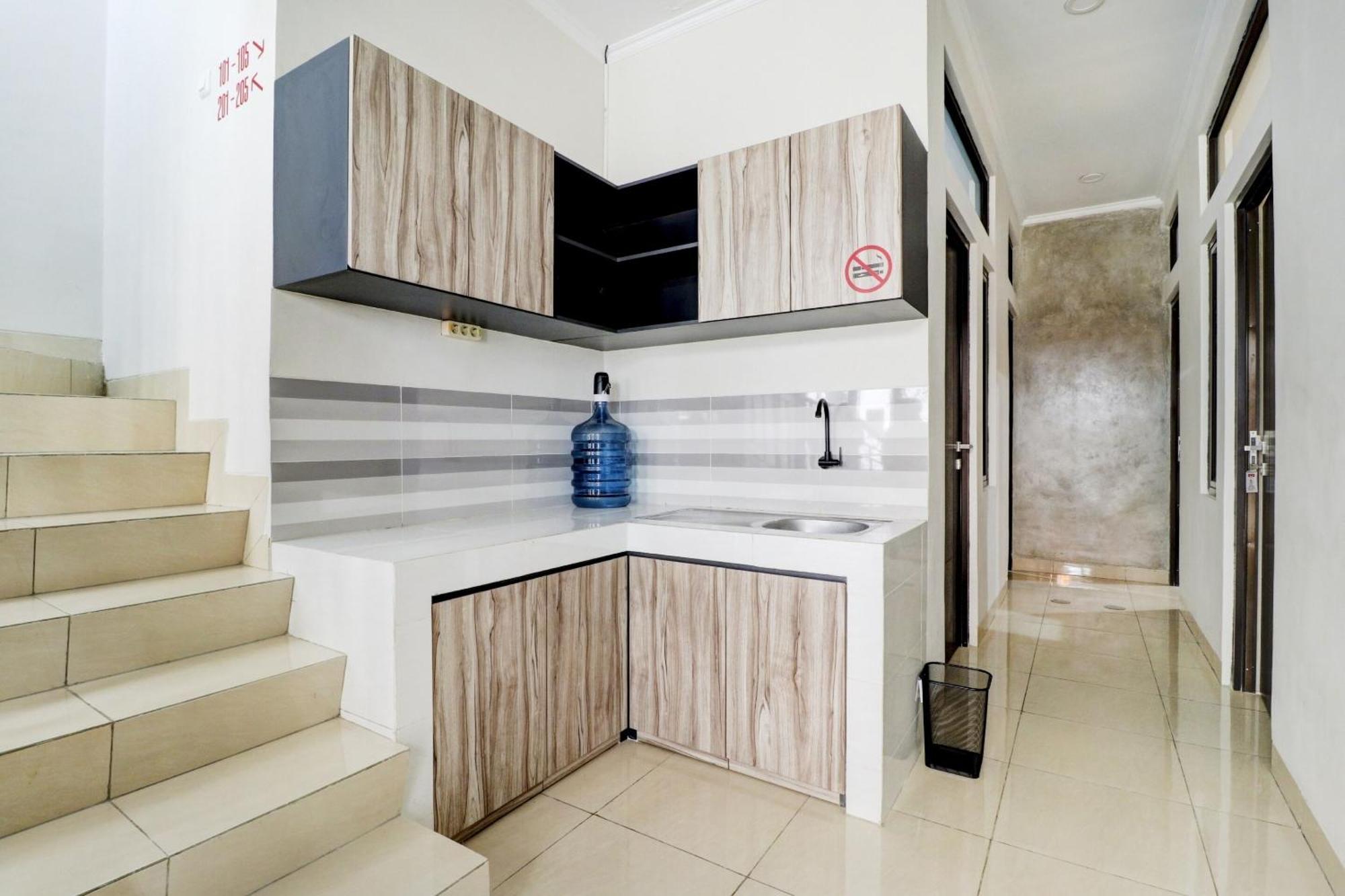Oyo 90215 Ada Residence Telukjambe Экстерьер фото