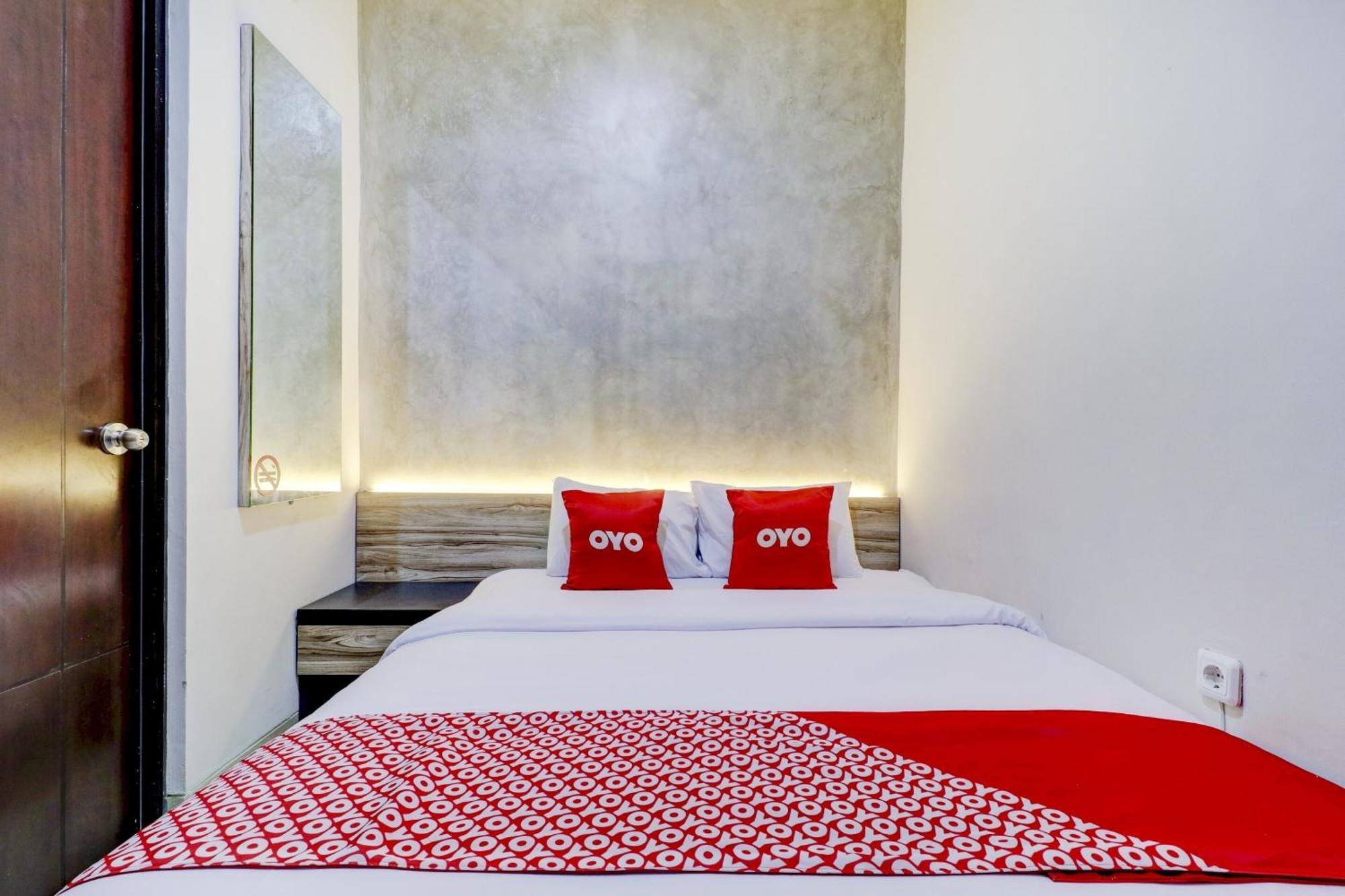 Oyo 90215 Ada Residence Telukjambe Экстерьер фото