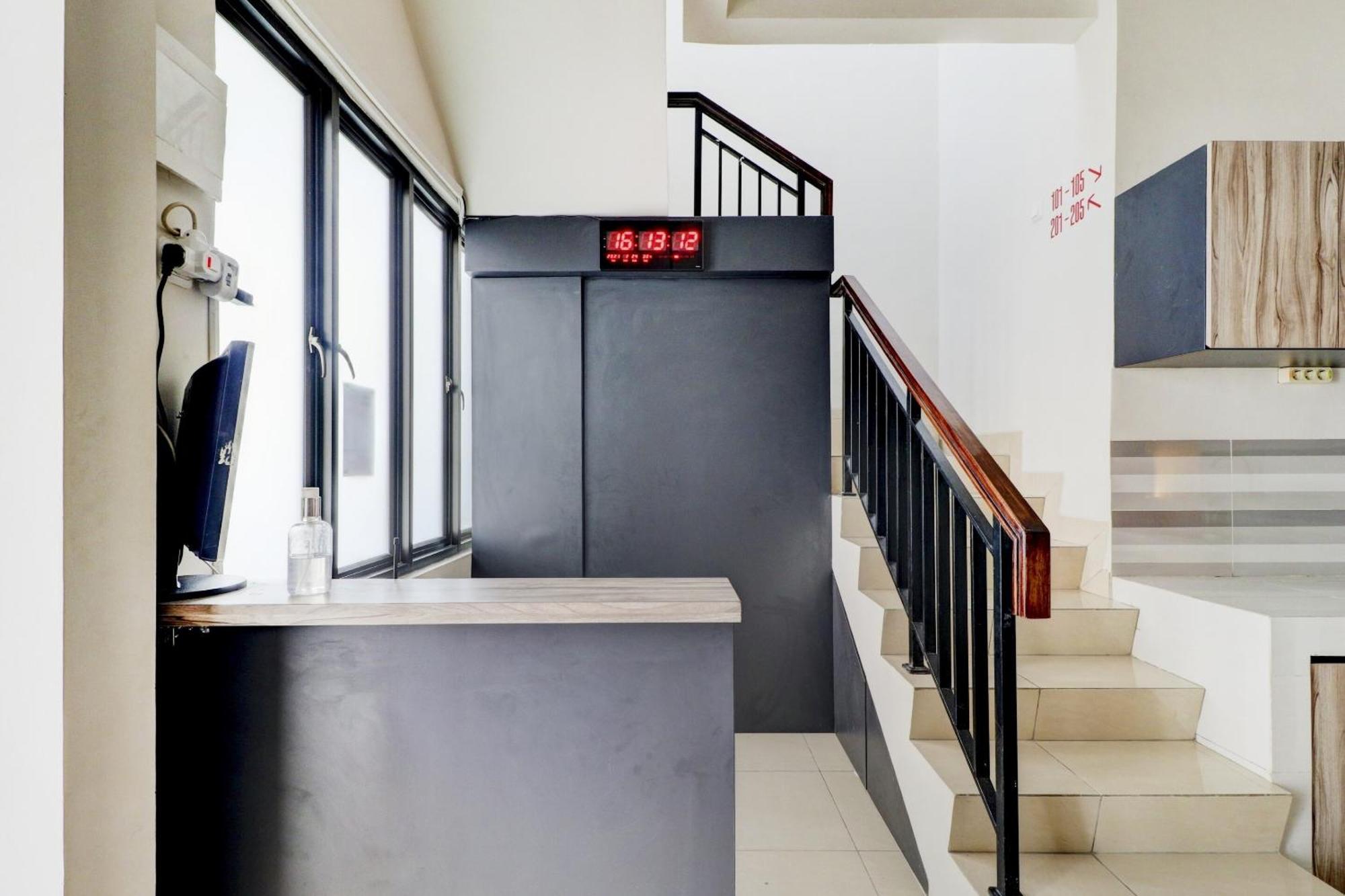Oyo 90215 Ada Residence Telukjambe Экстерьер фото